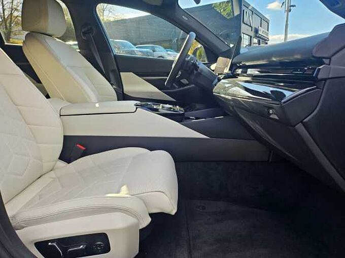 BMW 520d xDr.T. M Sport Pro HUD ACC B&W PanoD.AHK 20 520 Sportpaket Bluetooth Navi LED Klima Aktivlenkung Standhzg PDC el. Fenster