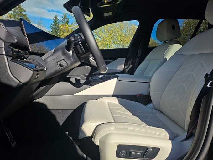 BMW 520d xDr.T. M Sport Pro HUD ACC B&W PanoD.AHK 20 520 Sportpaket Bluetooth Navi LED Klima Aktivlenkung Standhzg PDC el. Fenster