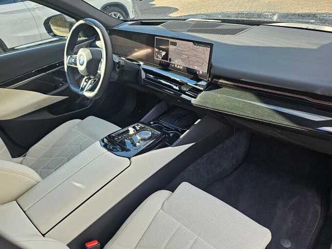 BMW 520d xDr.T. M Sport Pro HUD ACC B&W PanoD.AHK 20 520 Sportpaket Bluetooth Navi LED Klima Aktivlenkung Standhzg PDC el. Fenster