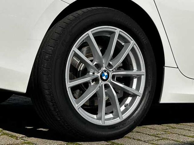 BMW 320d T. xDrive HUD LiveProf Sitzh. Temp. PDC AHK 320 Bluetooth Navi LED Klima el. Fenster