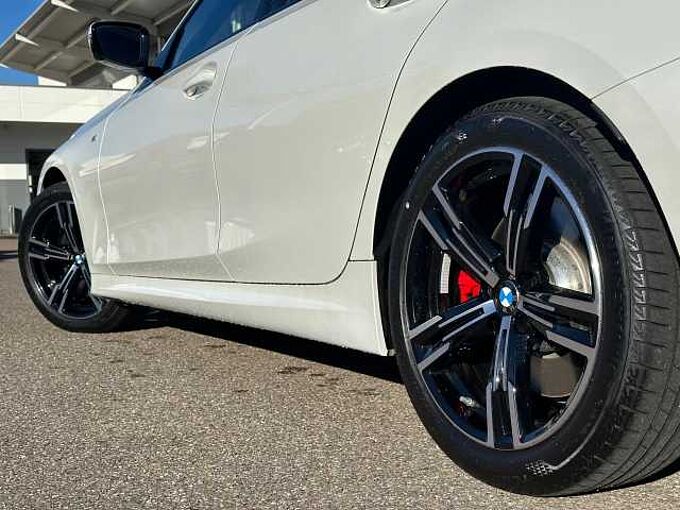 BMW 318i T.M Sport Pro FACELIFT Kamera KomfZ.Har/Kar 318 Sportpaket Bluetooth Navi LED Vollleder Klima Aktivlenkung PDC el. Fenster