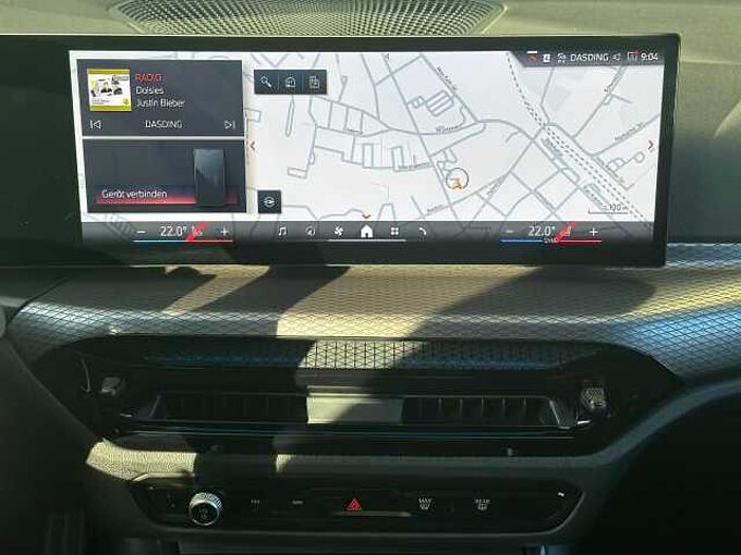 BMW 330e T M Sport FACELIFT HUD PanoD.SuView.H/K AHK 330 Sportpaket Bluetooth Navi LED Klima Aktivlenkung Standhzg PDC el. Fenster