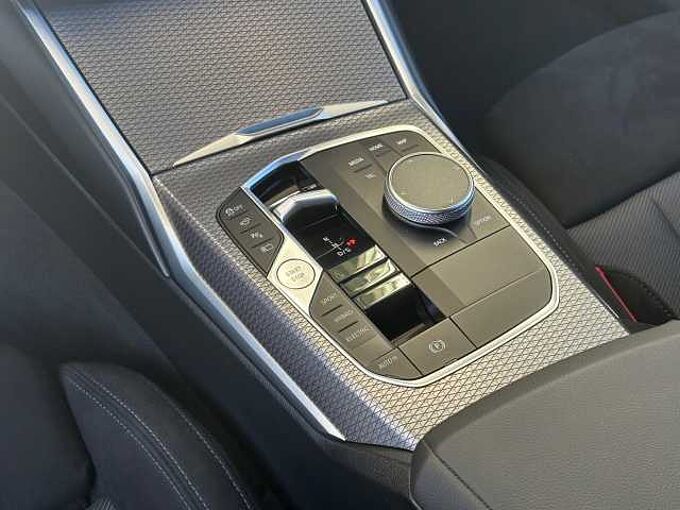 BMW 330e T M Sport FACELIFT HUD PanoD.SuView.H/K AHK 330 Sportpaket Bluetooth Navi LED Klima Aktivlenkung Standhzg PDC el. Fenster