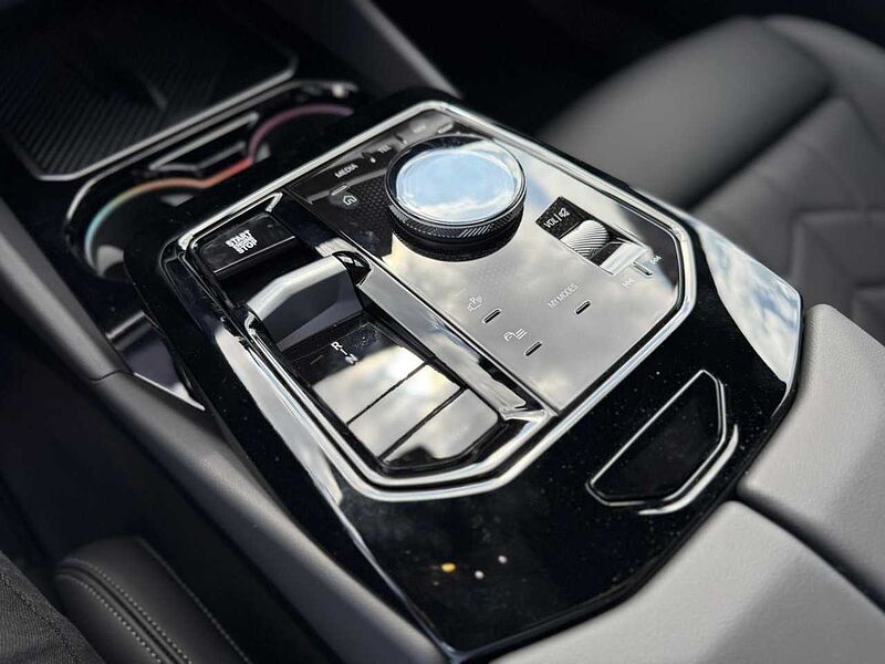 BMW 520d xDrive Touring M Sport Pro HUD B&W AHK Navi 520 Sportpaket LED Klima PDC el. Fenster