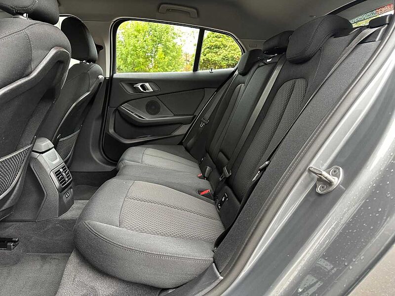 BMW 120i Aut. LED LiveProf HiFi Sitz+Lenkradh. DAB PDC 120 Bluetooth Navi Klima el. Fenster