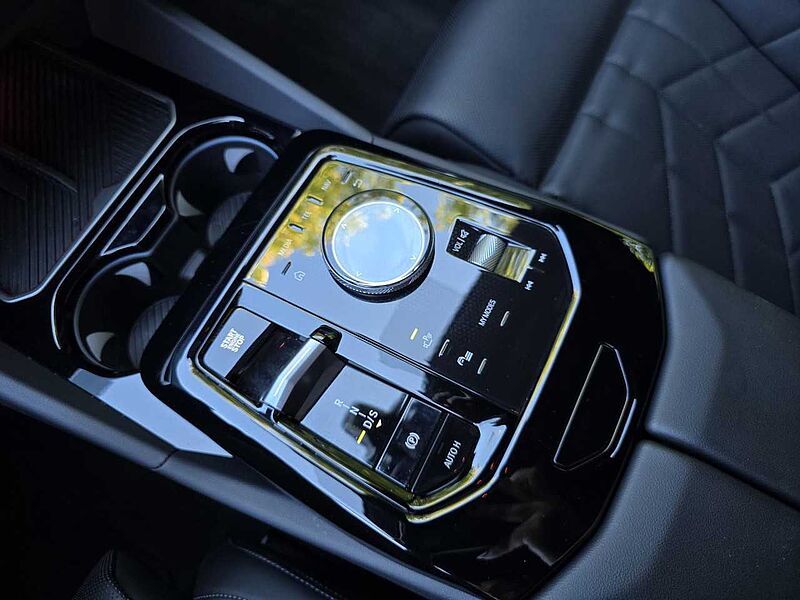 BMW 520i M Sport Pro HUD ACC Icon G. H/K AHK Leas.590 520 Sportpaket Bluetooth Navi LED Vollleder Klima PDC el. Fenster