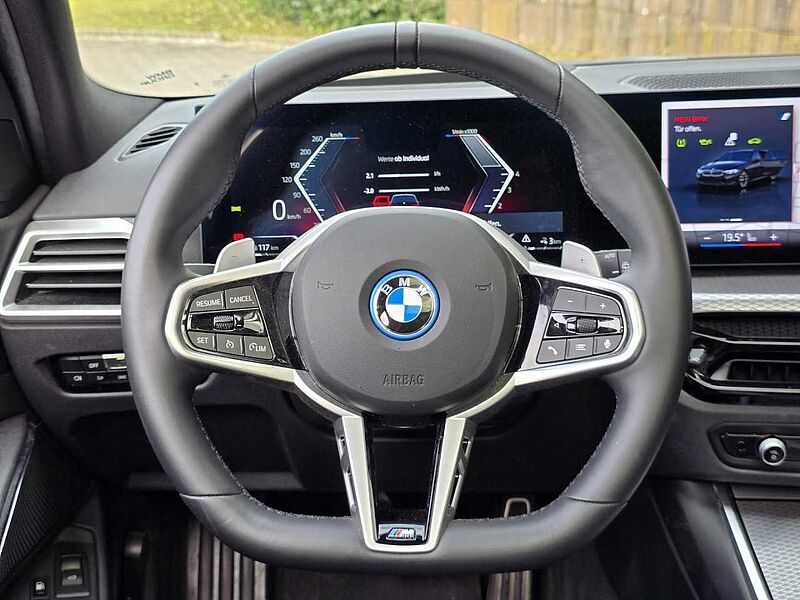 BMW 330e T. M Sport Pro FACELIFT HUD Pano. AHK Fin.2,9 330 Sportpaket Bluetooth Navi LED Klima Aktivlenkung Standhzg PDC el. Fenster