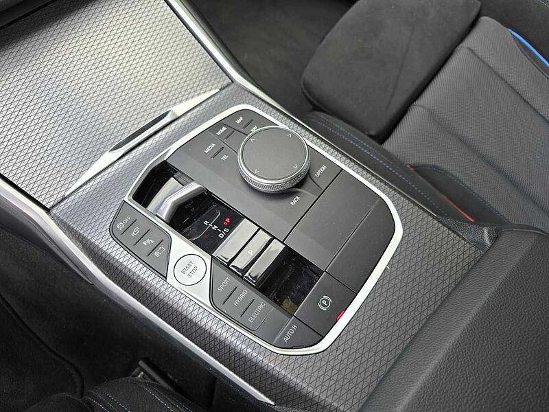 BMW 330e T. M Sport Pro FACELIFT HUD Pano. AHK Fin.2,9 330 Sportpaket Bluetooth Navi LED Klima Aktivlenkung Standhzg PDC el. Fenster