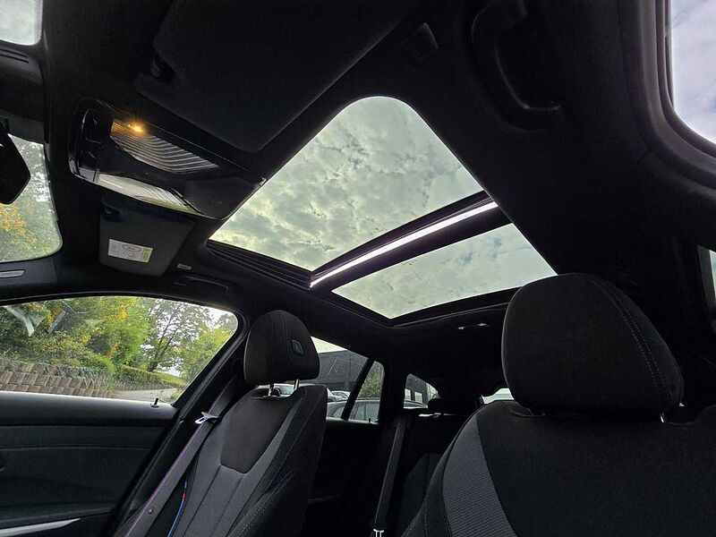 BMW 330e T. M Sport Pro FACELIFT HUD Pano. AHK Fin.2,9 330 Sportpaket Bluetooth Navi LED Klima Aktivlenkung Standhzg PDC el. Fenster