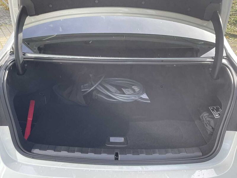 BMW 330e xDr. M Sport FACELIFT HUD SuView GlasD. Lenkh 330 Sportpaket Bluetooth Navi LED Vollleder Klima Aktivlenkung Standhzg PDC el.