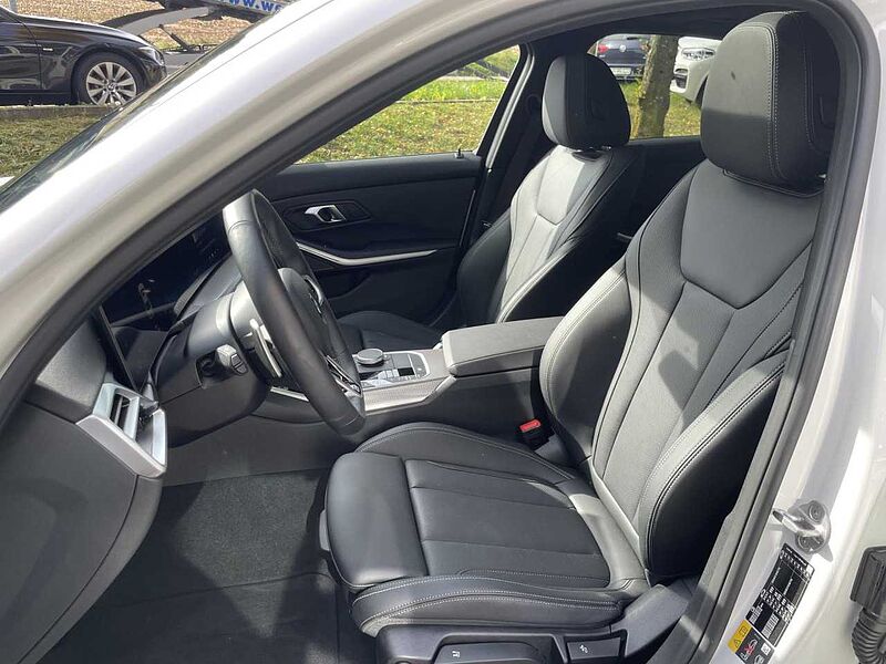 BMW 330e xDr. M Sport FACELIFT HUD SuView GlasD. Lenkh 330 Sportpaket Bluetooth Navi LED Vollleder Klima Aktivlenkung Standhzg PDC el.