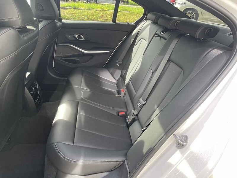 BMW 330e xDr. M Sport FACELIFT HUD SuView GlasD. Lenkh 330 Sportpaket Bluetooth Navi LED Vollleder Klima Aktivlenkung Standhzg PDC el.