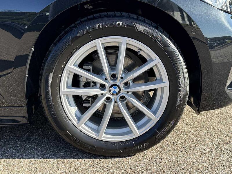 BMW 318i Sports. HUD LED SuView DrivAss. Sitzh. Lordose 318