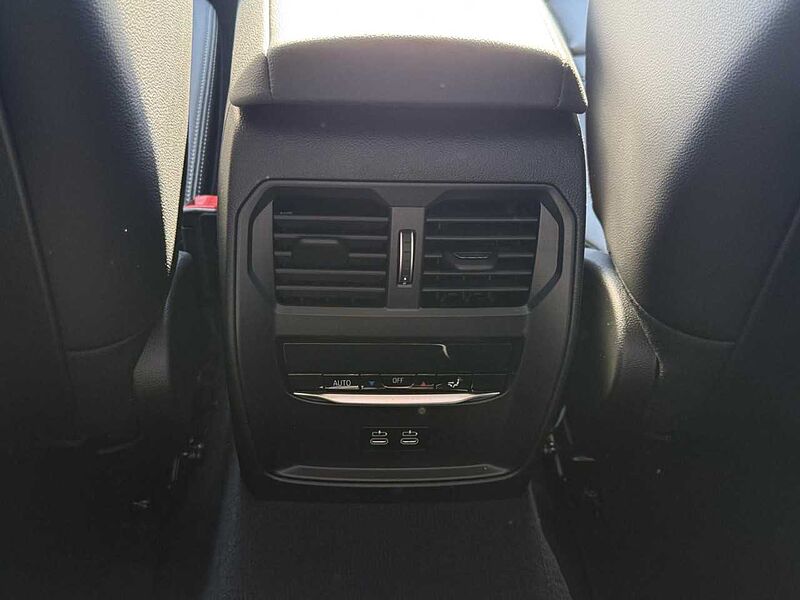 BMW 318i Sports. HUD LED SuView DrivAss. Sitzh. Lordose 318