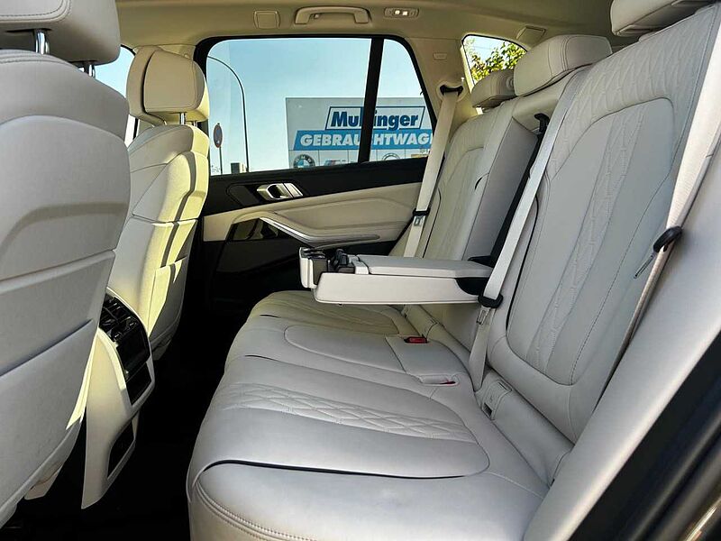 BMW X5 x40i IntAktLenk. PanoD. SurView. ACC Laser 20' HUD 20' Bluetooth Navi Vollleder Klima Luftfederung Aktivlenkung PDC el. Fenster