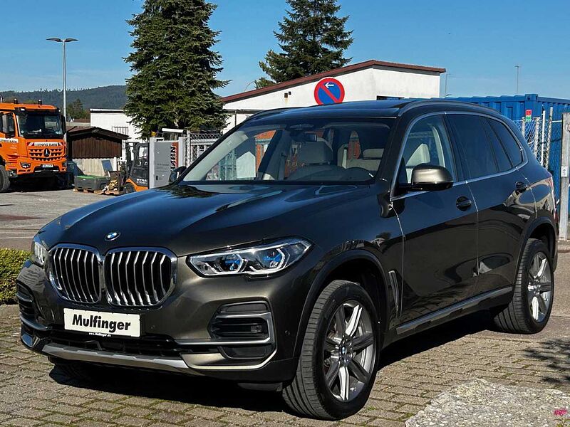 BMW X5 x40i IntAktLenk. PanoD. SurView. ACC Laser 20' HUD 20' Bluetooth Navi Vollleder Klima Luftfederung Aktivlenkung PDC el. Fenster