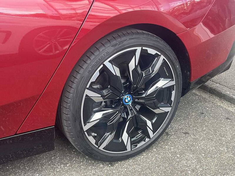 BMW i5 e40 M Sport ACC SurView HUD B+W AHK 21' 21'