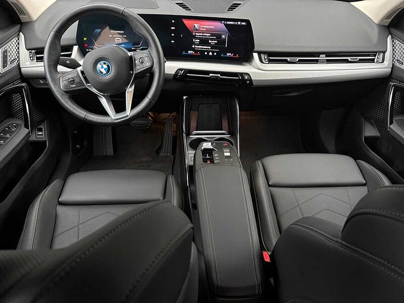 BMW iX2 x30 HUD ACC SurView LiveProf. Ha/Ka. AktivSitz BMW Niere Iconic glow, Hochglanz Shadow Line