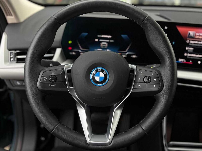 BMW iX2 x30 HUD ACC SurView LiveProf. Ha/Ka. AktivSitz BMW Niere Iconic glow, Hochglanz Shadow Line