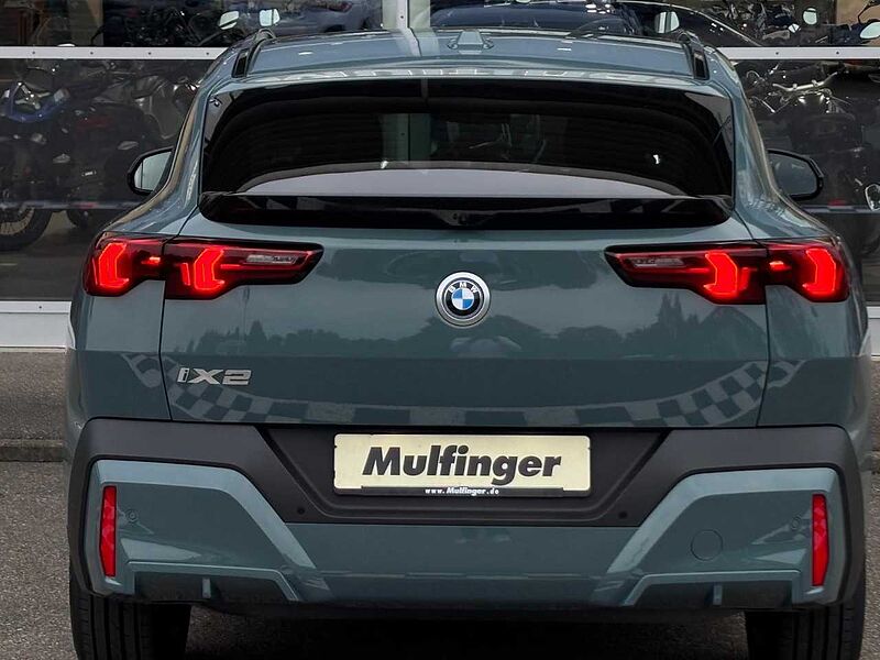 BMW iX2 x30 HUD ACC SurView LiveProf. Ha/Ka. AktivSitz BMW Niere Iconic glow, Hochglanz Shadow Line