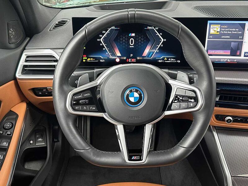 BMW 330e T xDr. M Sport HUD PanoD. SuView. Ha/Ka. AHK LED 330 Sportpaket Bluetooth Navi Klima Aktivlenkung Standhzg PDC el. Fenster