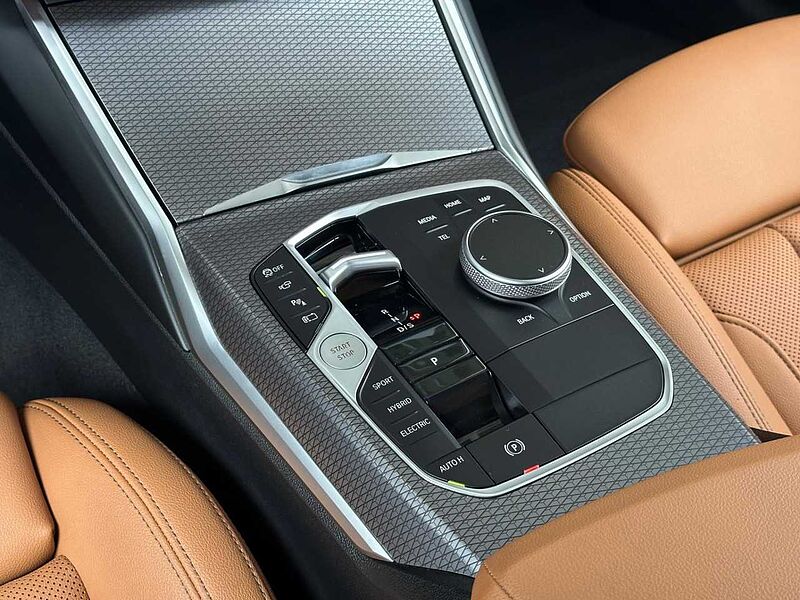 BMW 330e T xDr. M Sport HUD PanoD. SuView. Ha/Ka. AHK LED 330 Sportpaket Bluetooth Navi Klima Aktivlenkung Standhzg PDC el. Fenster