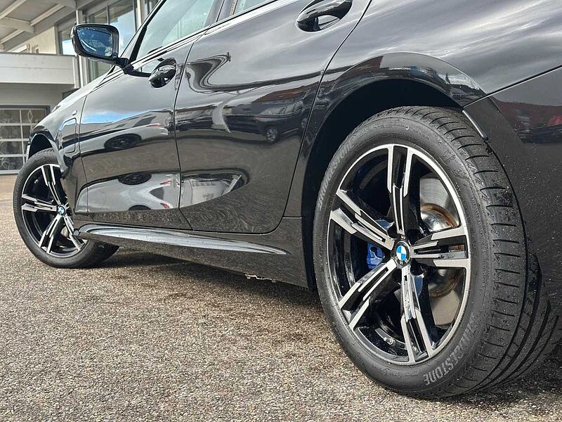 BMW 330e T xDr. M Sport HUD PanoD. SuView. Ha/Ka. AHK LED 330 Sportpaket Bluetooth Navi Klima Aktivlenkung Standhzg PDC el. Fenster