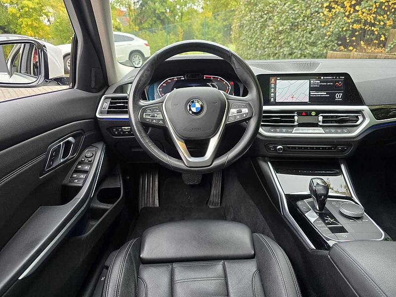 BMW 330d Luxury Sports. LiveP. DrivP. ACC KomfZ. Fin.355 330 Bluetooth Navi LED Vollleder Klima PDC el. Fenster