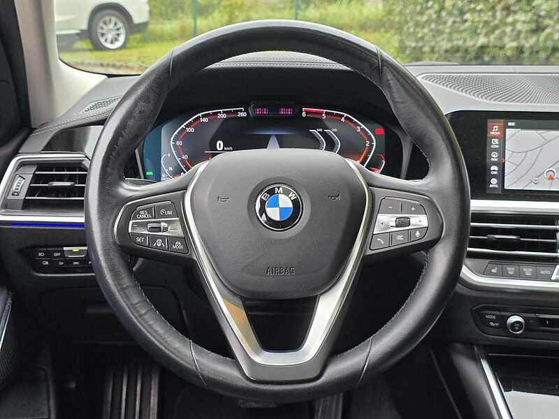 BMW 330d Luxury Sports. LiveP. DrivP. ACC KomfZ. Fin.355 330 Bluetooth Navi LED Vollleder Klima PDC el. Fenster