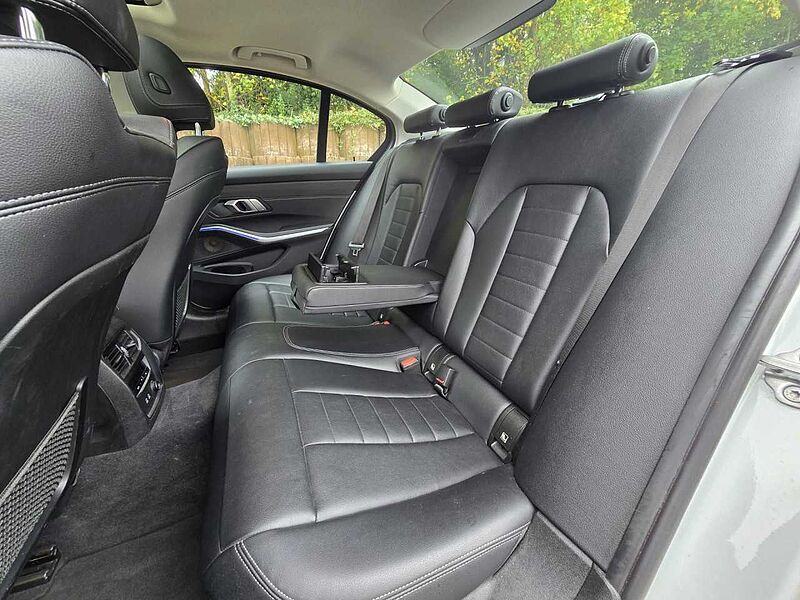 BMW 330d Luxury Sports. LiveP. DrivP. ACC KomfZ. Fin.355 330 Bluetooth Navi LED Vollleder Klima PDC el. Fenster