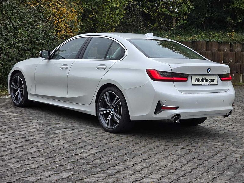 BMW 330d Luxury Sports. LiveP. DrivP. ACC KomfZ. Fin.355 330 Bluetooth Navi LED Vollleder Klima PDC el. Fenster