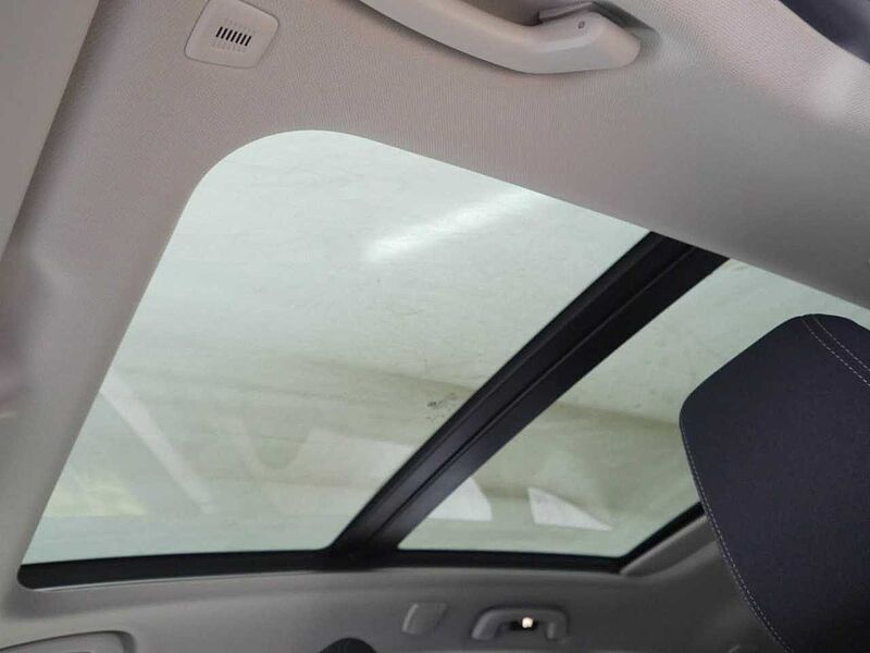 BMW 220i ActiveT. HUD PanoDach SurView. LiveProf. AHK 220 Active Tourer Bluetooth Navi LED Klima PDC el. Fenster
