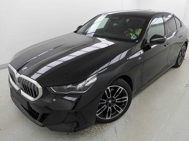 BMW 520d xDr. M Sport HUD ACC SurView Standh. .H/K AHK 520 Sportpaket Bluetooth Navi LED Vollleder Klima Standhzg PDC el. Fenster