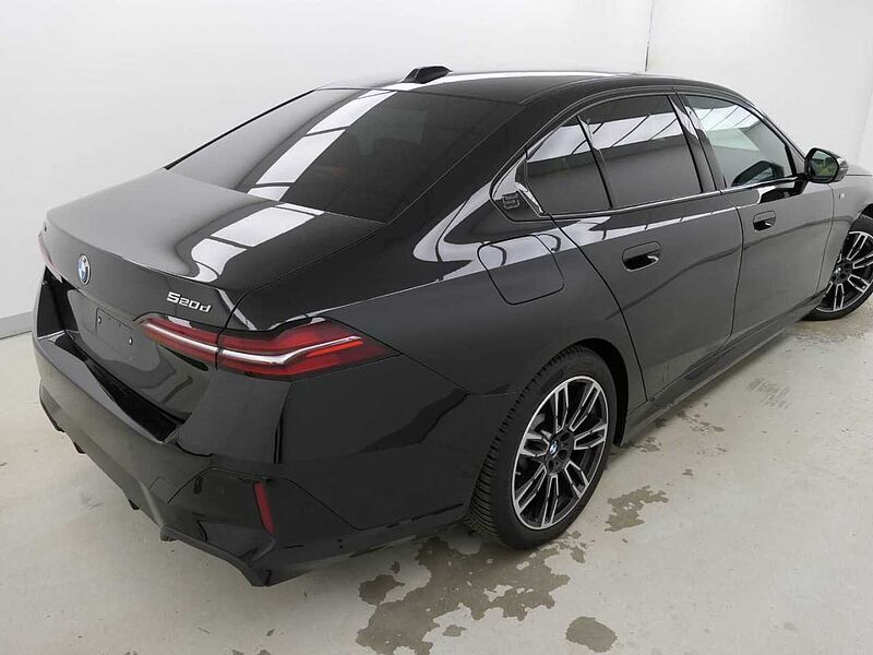 BMW 520d xDr. M Sport HUD ACC SurView Standh. .H/K AHK 520 Sportpaket Bluetooth Navi LED Vollleder Klima Standhzg PDC el. Fenster