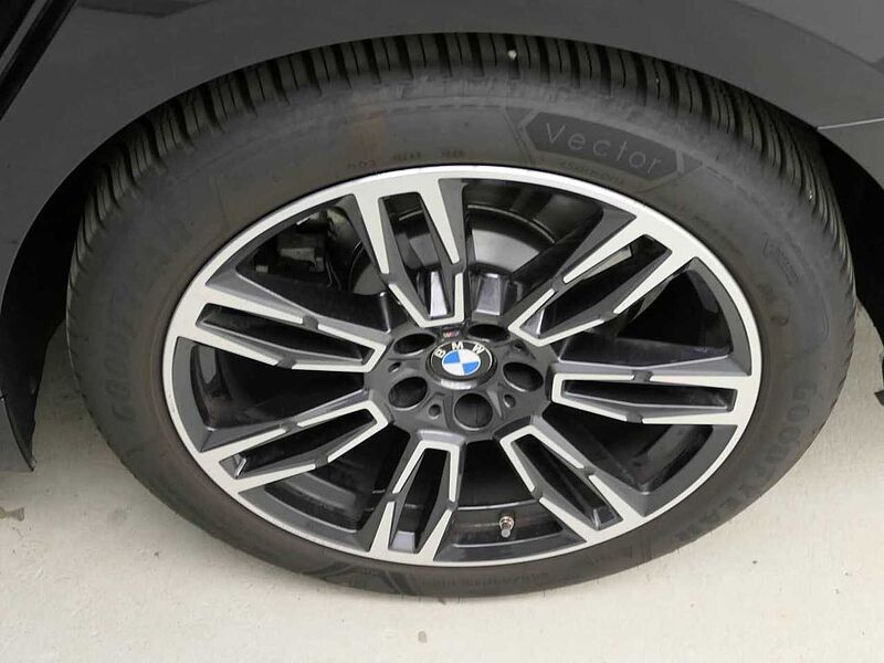 BMW 520d xDr. M Sport HUD ACC SurView Standh. .H/K AHK 520 Sportpaket Bluetooth Navi LED Vollleder Klima Standhzg PDC el. Fenster
