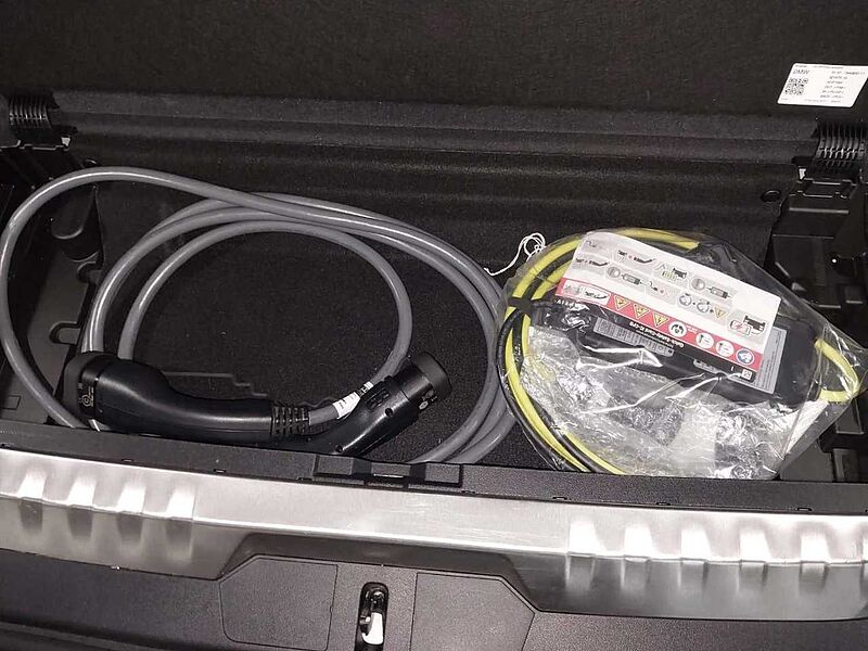 BMW 330e xDr. T.M Sport Pro HUD ACC PanoD. H/K AHK 19' 330 19' Sportpaket Bluetooth Navi LED Klima Aktivlenkung Standhzg PDC el. Fenste