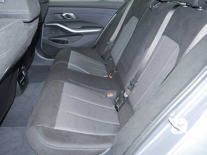 BMW 330e xDr. M Sport HUD ACC SurView. Lenkradh. HiFi 330 Sportpaket Bluetooth Navi LED Klima Aktivlenkung Standhzg PDC el. Fenster