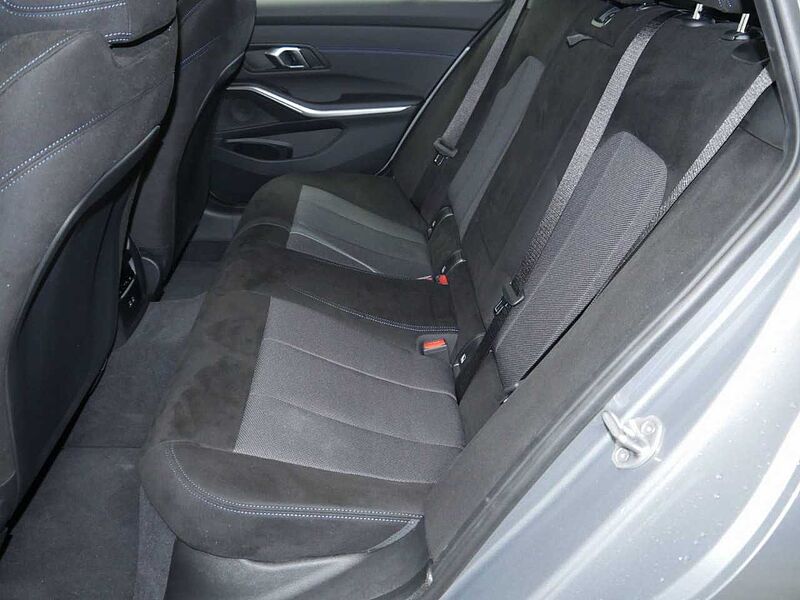 BMW 318d T. M Sport HUD SuView. LiveProf. KomfZ. AHK18' 318 SuView. LiveProf. KomfZ. AHK18' Sportpaket Bluetooth Navi LED Klima Aktivlenkun