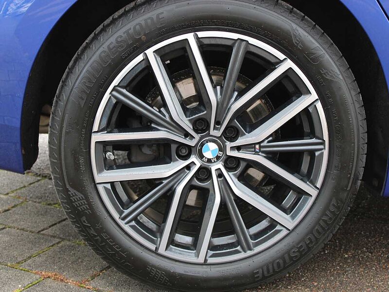 BMW 220i A. T. M Sport HUD Ha/Ka. LiveProf. Kamera 360° 220 Active Tourer