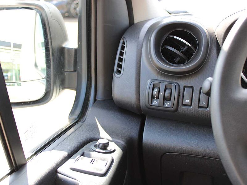 Renault Trafic dCi 120 L1H1 3,0t teilverglast AHK Navi