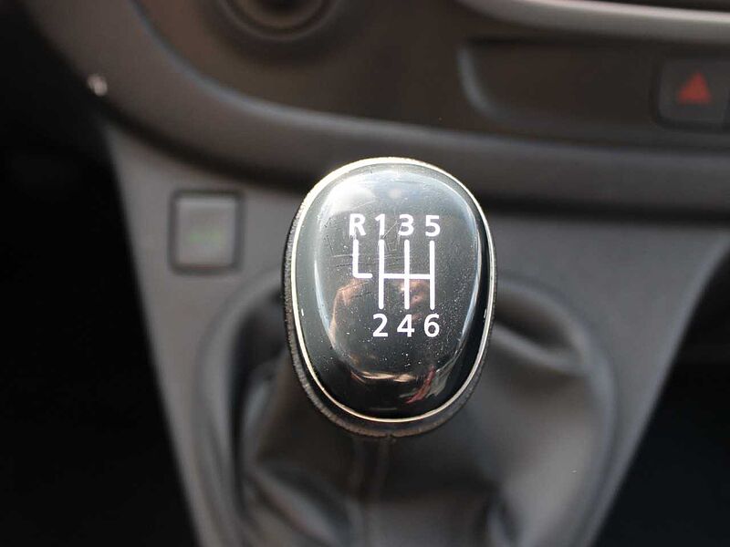 Renault Trafic dCi 120 L1H1 3,0t teilverglast AHK Navi