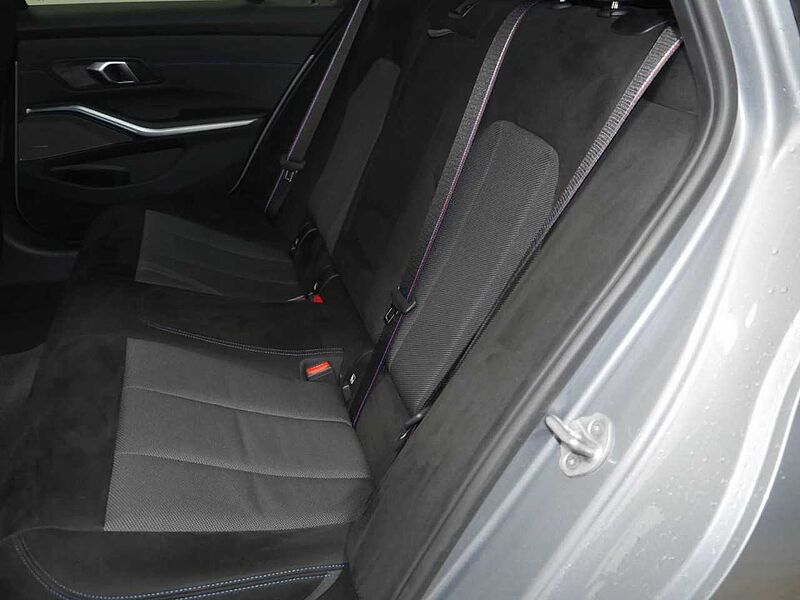 BMW 330e T. M Sport Pro HUD ACC PanoD. SuView H/K AHK 330 Sportpaket Bluetooth Navi LED Klima Aktivlenkung Standhzg PDC el. Fenster