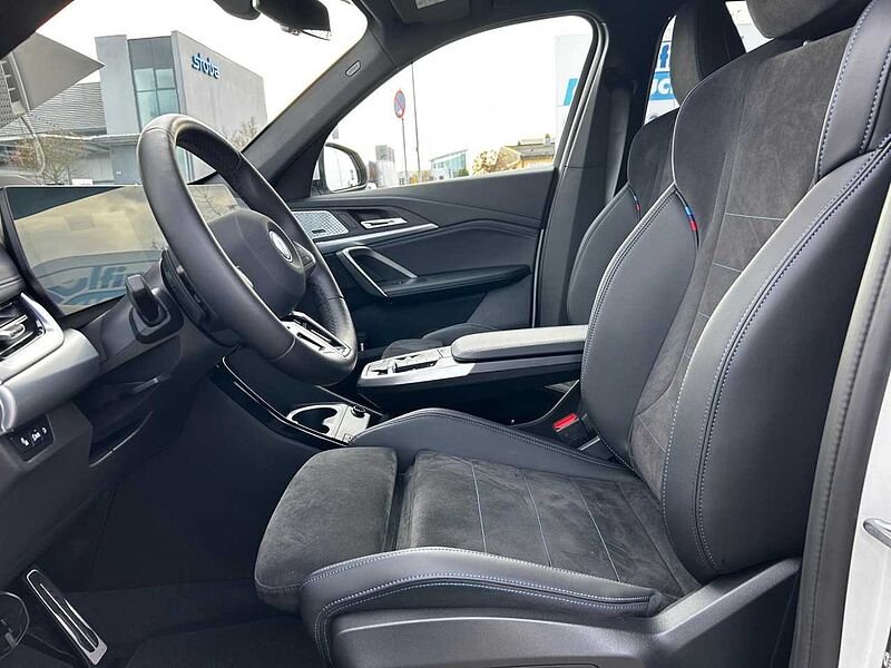 BMW iX1 e20 M Sport HUD ACC SuView. .Lenkh. AktivS.19' SuView. .Lenkh. AktivS.19' Sportpaket Bluetooth Navi LED Klima PDC el. Fenster