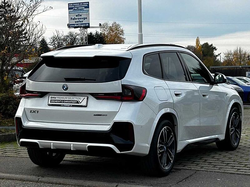 BMW iX1 e20 M Sport HUD ACC SuView. .Lenkh. AktivS.19' SuView. .Lenkh. AktivS.19' Sportpaket Bluetooth Navi LED Klima PDC el. Fenster