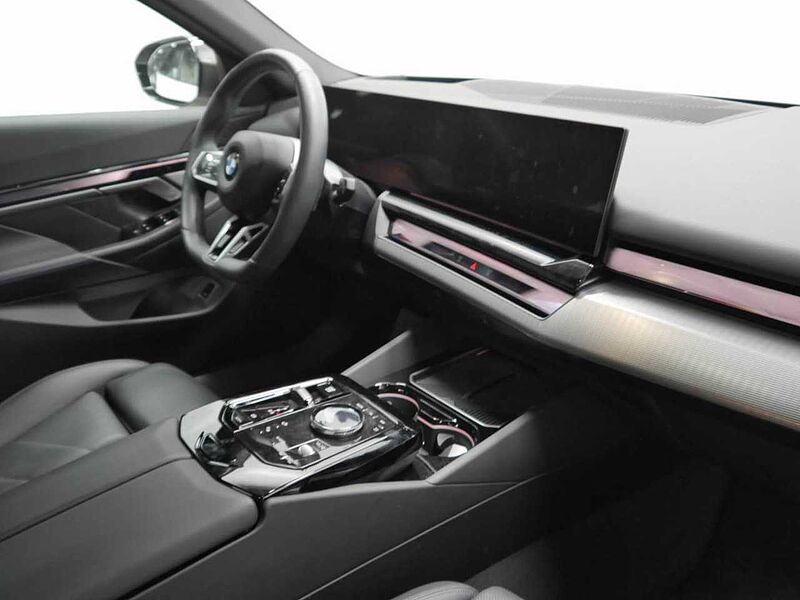 BMW 520d T. M Sport Pro Carbon IntAktivL. PanoD. AHK21' 520 IntAktivL. PanoD. AHK21' Sportpaket Bluetooth HUD Navi LED Klima Aktivlenkung