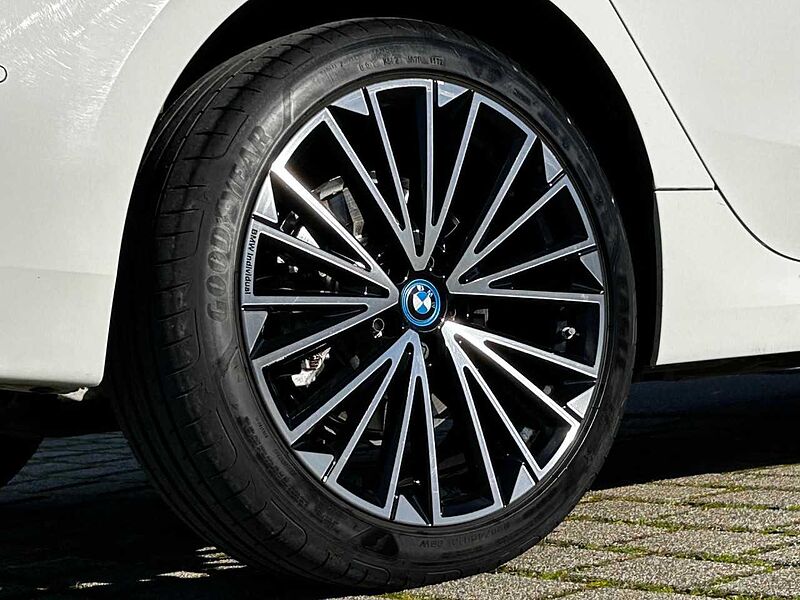 BMW 230e xDr. AT. M Sport HUD ACC SuView H/K PanoD.19' 230 Active Tourer PanoD.19' Sportpaket Bluetooth Navi LED Klima Standhzg PDC el.