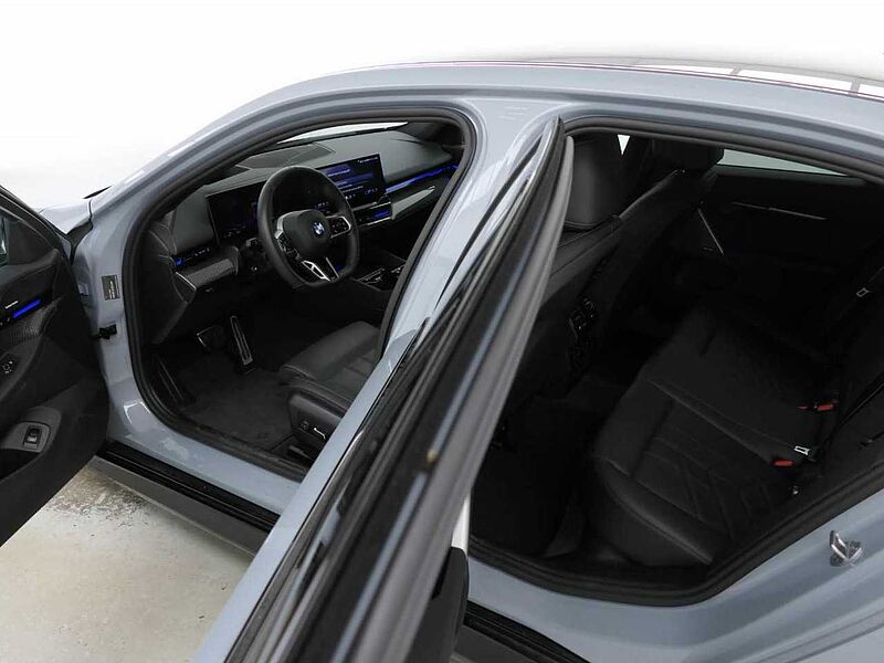 BMW 520d xDr. M Sport Pro PanoD. Standh. KomfSitze+Bel. 520 Sportpaket Bluetooth HUD Navi LED Vollleder Klima Standhzg PDC el. Fenster